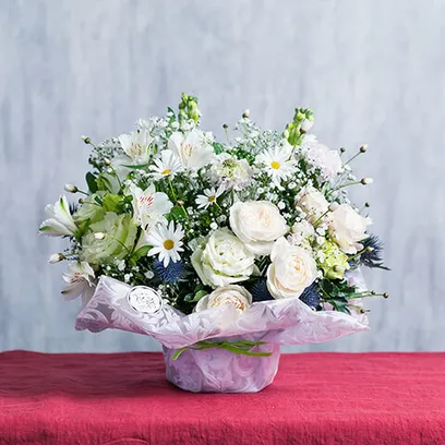 お供え季節の花で白系アレンジメント