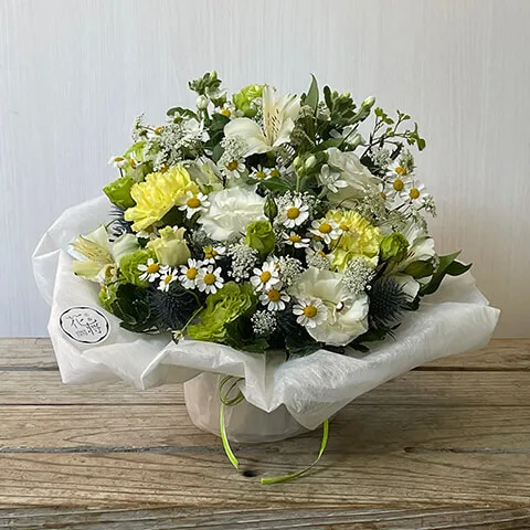 お供え季節の花で白系アレンジメント